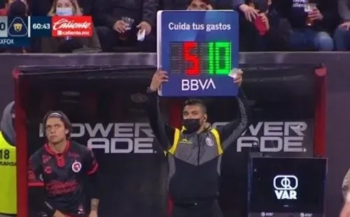 Montecinos saltó a la cancha en reemplazo de Ibarra.