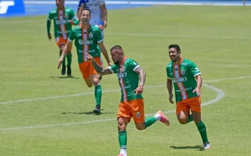 Guillermo Pacheco celebra su gol de tiro libre (Agencia Uno)