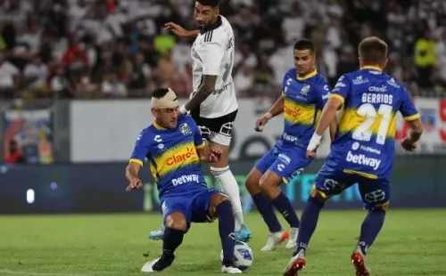 Lucero luchó toda la noche con la defensa de Everton hasta que le salió el gol (Agencia Uno)