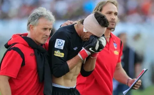 Olivares abandonó el terreno de juego entre lágrimas acompañado del técnico Ivo Basay después del agónico 2-2 final ante la U. (Foto: Agencia Uno)