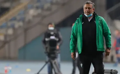 Los últimos clubes que dirigió Ronald Fuentes fueron Santiago Wanderers y Rangers de Talca, y ahora volverá a vestir de verde en Audax Italiano, donde una dolorosa pérdida llegó en la previa de su debut. (Foto: Agencia Uno)