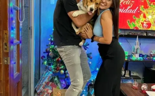 Suazo celebró la Navidad con su perrito y su polola Gabriela (Instagram)