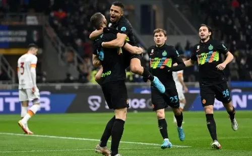 Alexis y Dzeko pelean un puesto en el equipo titular con Lautar (Getty)