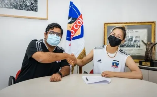 Firmando el contrato que la vuelve a vestir de alba