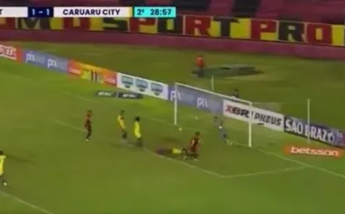Parragol anotó, pero el juez pitó falta previa.