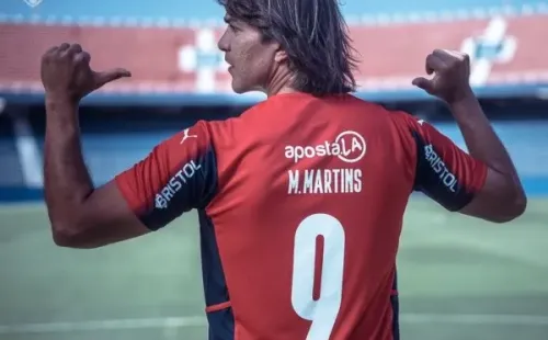 Marcelo Moreno Martins recibió la camseta número 9 de su nuevo club. (Foto: Cerro Porteño)