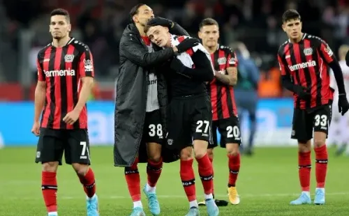 Charles Aránguiz festejó junto a sus compañeros un nuevo triunfo en la Bundesliga. (Foto: Getty)
