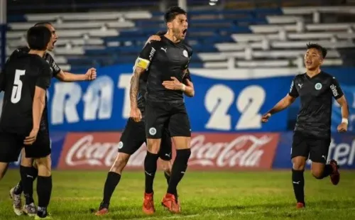 Marcelo Allende festejando con Álvaro Brun el nuevo refuerzo de Universidad de Chile