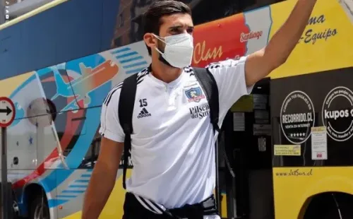 Amor llegó saludando a los hinchas. Foto: Colo Colo