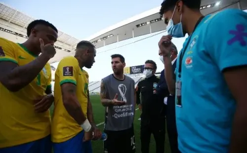 Lionel Messi y Neymar dialogaron amistosamente para intentar entender la suspensión del partido a pocos minutos de haber empezado. (Foto: Getty)
