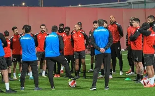Córdova se dirige al grupo de jugadores (Foto: Al-Rayyan)