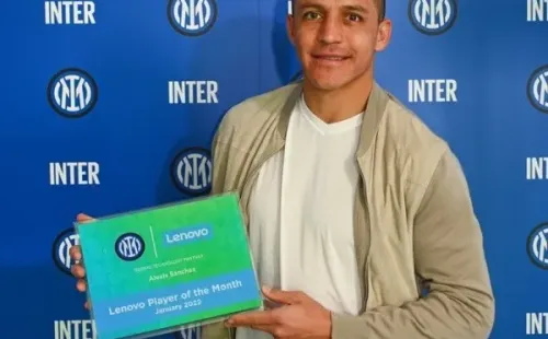 Alexis recibe su premio a mejor del mes (Inter de Milán)