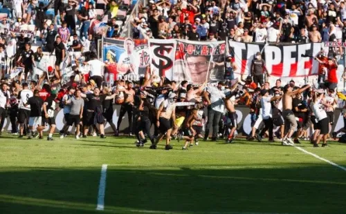 Cientos de hinchas de Colo Colo invadieron la cancha tras el final del último partido del Campeonato Nacional 2021, donde visitaron a Deportes Antofagasta en el estadio Calvo y Bascuñán. (Foto: Agencia Uno)