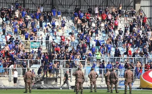 Hinchas de Universidad de Chile invadieron la cancha el torneo pasado después de caer ante Curicó Unido. (Foto: Agencia Uno)