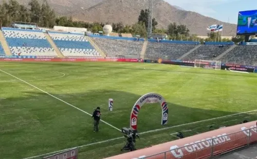 Así se veía la cancha de San Carlos de Apoquindo a pocas horas del debut de la UC en su cancha por el Campeonato Nacional 2022. (Foto: Rodrigo Contreras-Radio Cooperativa)