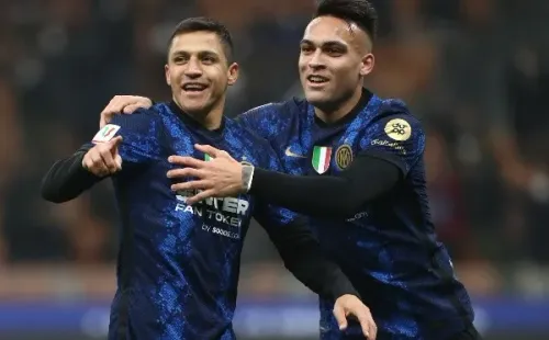 Alexis y Lautaro pelean por un puesto en la delantera (Getty)
