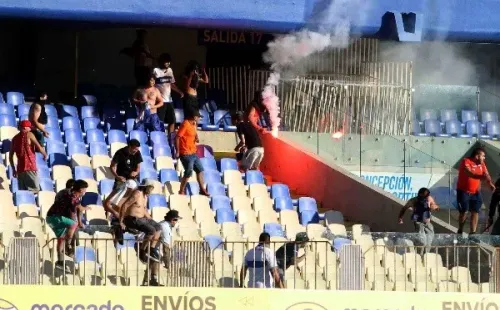 Hinchas de Universidad Católica y Colo Colo se enfrentaron en las galerías del estadio Ester Roa mientras se jugaba la Supercopa. (Foto: Agencia Uno)