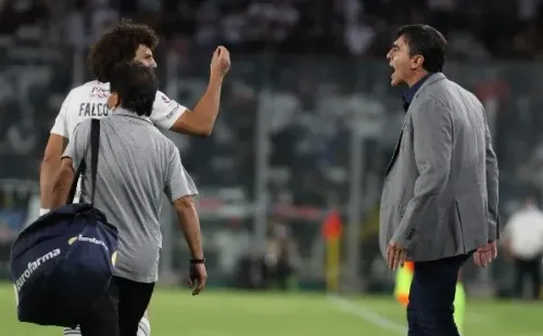 Muchos pensaban que Falcón discutía con Quinteros ante La Serena, pero lo cierto es que reclamaba con furia al cuarto árbitro. (Foto: Agencia Uno)