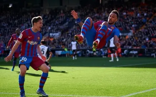 Aubameyang se robó todos los flashes al realizar su tradicional celebración con la camiseta del Barcelona. (Foto: Getty)