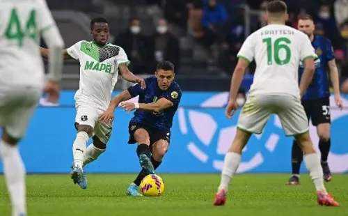 Alexis luchó contra la defensa del Sassuolo pero no pudo sobrepasarla (Getty)