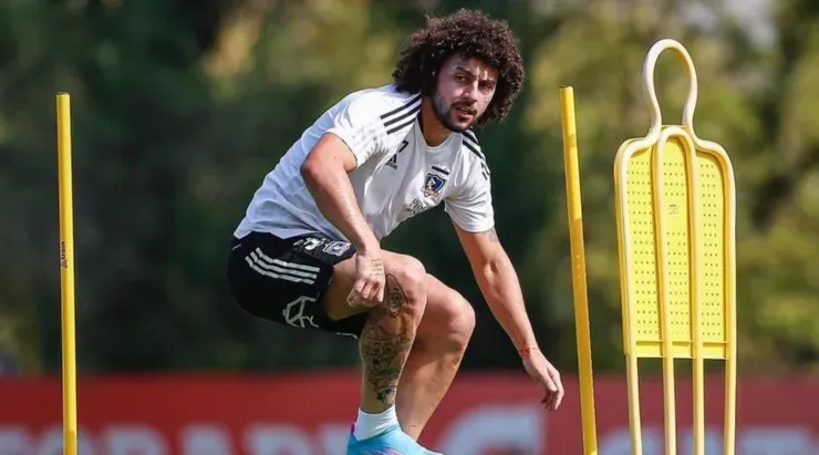 Maximiliano Falcón sumó nuevos tatuajes de dibujos animados a su pierna. Ya tenía a Bob Esponja y Patricio Estrella. Foto:Sebastián Órdenes, Comunicaciones Colo Colo