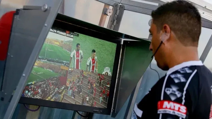 El VAR ha enlentecido hasta el hartazgo el fútbol chileno