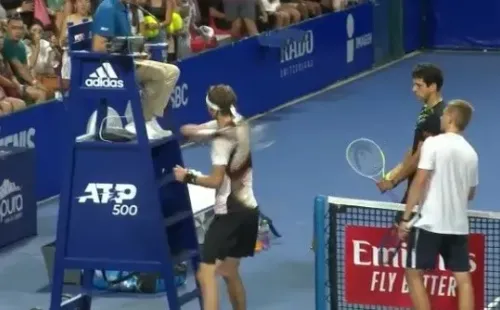 Zverev fue descalificado por darle duros golpes con su raqueta a la silla del juez.