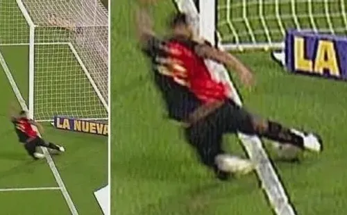 El juez validó el gol de Colón pese a que el balón había dejado completamente la cancha.