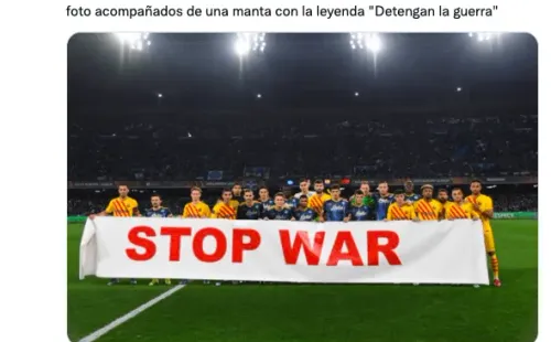 Los jugadores de Barcelona y Napoli se unieron antes del pitazo inicial para protestar contra el conflicto entre Rusia y Ucrania.