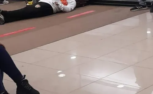 Así estuvieron durmiendo varios de los jugadores loínos. Foto: En la línea deportes