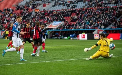 Moussa Diaby se matriculó con un doblete en el triunfo del Bayer Leverkusen ante el Arminia. Foto: Twitter @bayer04_es