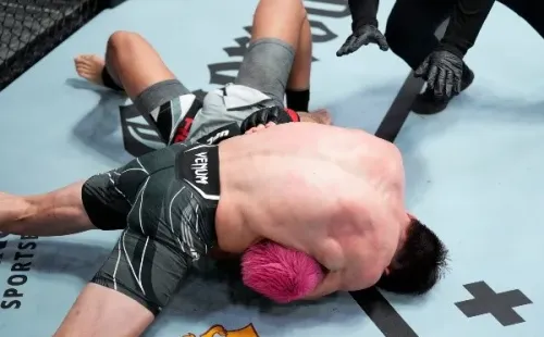 El momento en que Ignacio Bahamondes sometió a Rong Zhu para llevarse el triunfo en el UFC. Foto: Getty Images