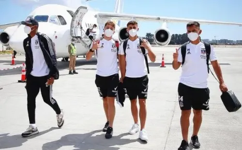 El plantel albo y su vuelo aterrizando en Concepción. Foto: Colo Colo