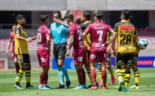 Un caliente partido se vivió en la cancha del estadio La Portada entre La Serena y Coquimbo Unido. (Foto: Agencia Uno)