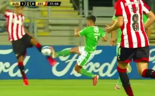 A pesar de que la imagen hizo pensar al árbitro que Fernández agredió a su rival, lo cierto es que la cosa fue al revés y Audax pedirá que se le quite la tarjeta roja. (Foto: ESPN)