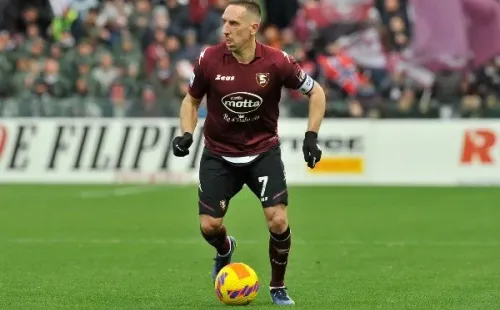 Franck Ribéry sufrió un grave accidente tras enfrentarse al Bologna de Gary Medel y ahora tendrá que mantener reposo, por lo que es duda para el duelo ante Inter de Milán de Alexis Sánchez y su gran amigo Arturo Vidal. (Foto: Getty)