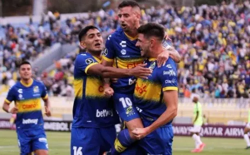 Everton buscará repetir los abrazos ante Monagas en la Copa Libertadores. Eso sí, el coronavirus los deja sin una de sus figuras. Foto: Agencia Uno