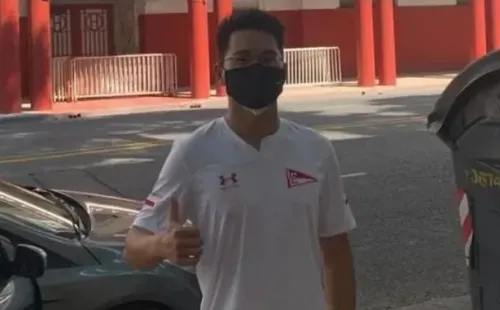 El “Chino”, la cábala de Estudiantes, fuera del estadio de Huracán. Foto:@TiroLibre_10
