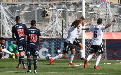 Colo Colo quiere volver a los abrazos ante la U en el Monumental. Una derrota puede generar una crisis para Gustavo Quinteros. Foto: Agencia Uno