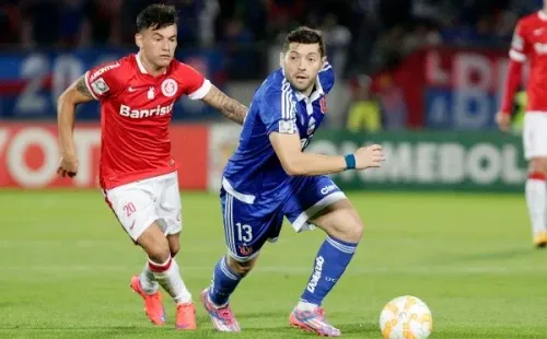 Charles Aránguiz enfrentó a Universidad de Chile defendiendo la camiseta de Internacional de Porto Alegre el 16 de abril de 2015 por la Copa Libertadores. (Foto: Agencia Uno)