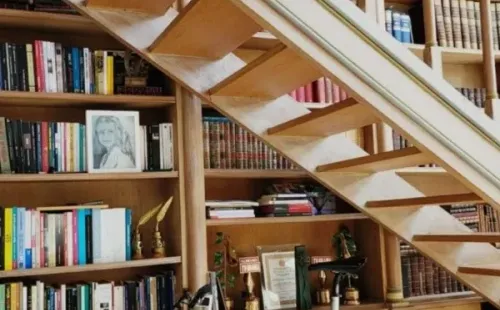La hermosa biblioteca de la mansión (Instagram @benjaminvicuna.ok).
