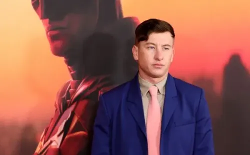 Barry Keoghan en la premier de The Batman, incluso con colores que se asemejan al traje clásico del Joker. (Foto: Getty)