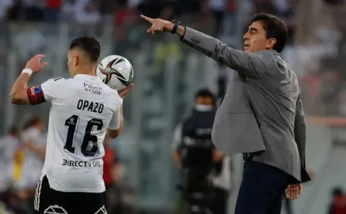 Mauro Olivi le prestó ropa a Gustavo Quinteros ante el mal momento de Colo Colo. Foto: Agencia Uno