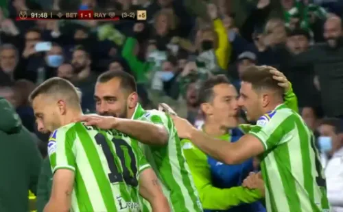El Benito Villamarín explotó de emoción con el gol del Panda. (Foto: Captura Espn)
