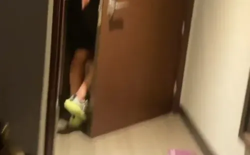 La foto de la polémica donde, supuestamente, el jugador abandona la habitación.