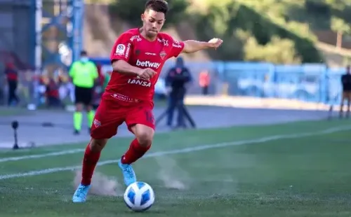 Aravena llegó en este mercado de fichajes a Ñublense y estará durante la temporada 2022 defendiendo al cuadro chillanejo. (Foto: Agencia Uno)