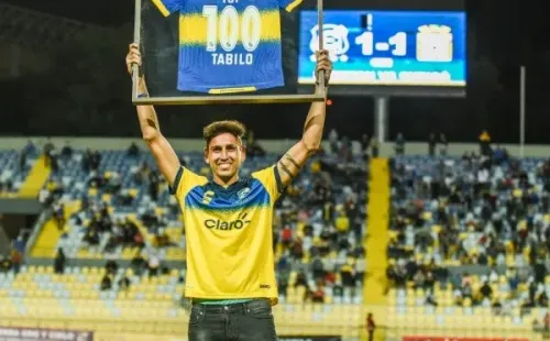 Tabilo recibe el cariño de los hinchas evertonianos. Foto: Everton