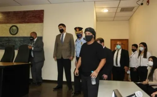 Ronaldinho no la pasó nada de bien al inicio de la pandemia, ya que tuvo que estar preso en Paraguay tras intentar ingresar al país con pasaporte falso. (Foto: Getty)