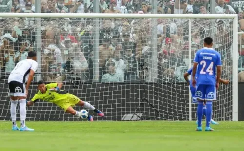 Brayan Cortés contuvo un penal que se debió repetir. Fue una de las figuras de Colo Colo ante la U. Foto: Agencia Uno