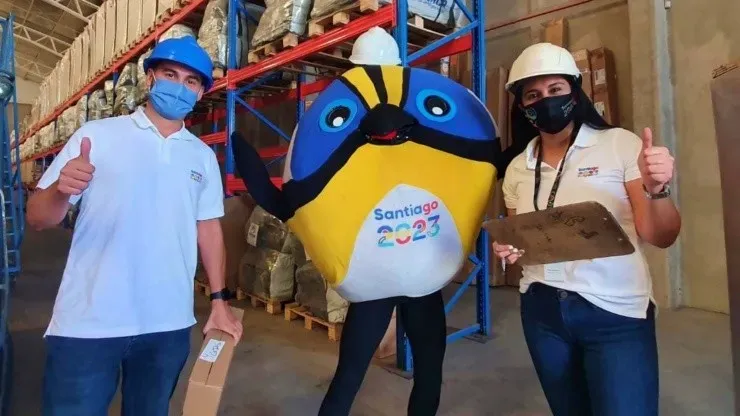 Fiu, la mascota oficial de Santiago 2023, ofreció su colaboración en el desembarco de los implementos que se utilizarán en los Juegos Panamericanos y Parapanamericanos